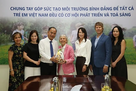 Đại diện tổ chức chức Operation Smile, bà Kathleen Soracco Magee, chụp ảnh lưu niệm cùng Ban Giám đốc Quỹ Bảo trợ trẻ em Việt Nam. (Ảnh NFVC)