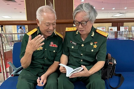 Thương binh Đặng Sỹ Ngọc (bên trái). 