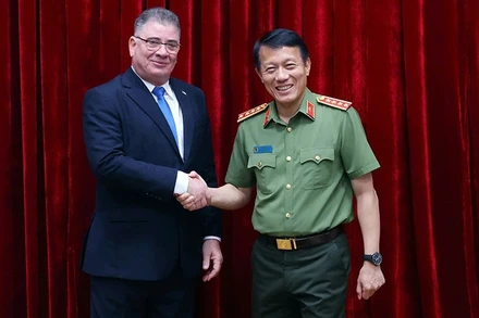 Đại tướng Lương Tam Quang, Bộ trưởng Công an với Thượng tướng Lázaro Alberto Álvarez Casas, Bộ trưởng Bộ Nội vụ Cộng hòa Cuba. (Ảnh: Phạm Kiên/TTXVN)