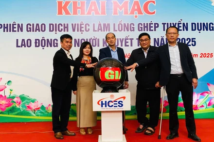 Các đại biểu nhấn nút khai mạc chương trình.