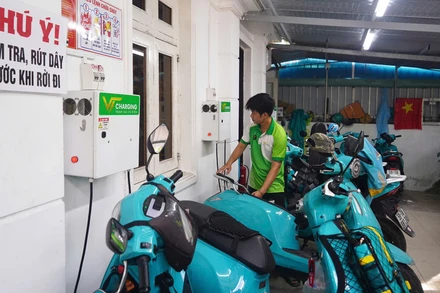 Mô hình kinh doanh, kết hợp sạc pin cho xe máy điện tại phường Tân Hưng, Thành phố Hồ Chí Minh. (Ảnh THẾ ANH)