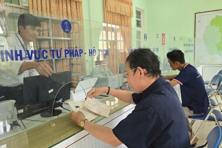 Người dân đến làm thủ tục hành chính tại điểm tiếp nhận xã Canh Vinh, tỉnh Gia Lai. (Ảnh: PHÚC THẮNG)