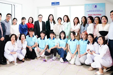 Khai trương góc y tế thân thiện với sinh viên tại Trường đại học Xây dựng Hà Nội. (Ảnh Plan International Việt Nam)