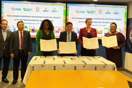 Vụ trưởng Vụ Hợp tác quốc tế, Giám đốc PSAV Tiến sĩ Nguyễn Đỗ Anh Tuấn, Chủ tịch Quỹ PepsiCo C.D.Glin, Phó Chủ tịch phụ trách Quan hệ Chính phủ toàn cầu Công ty PepsiCo Caroline Berson và Phó Chủ tịch phụ trách Vận động và Quan hệ đối ngoại toàn cầu của CARE Crystal Lander, ký Bản Ghi nhớ với sự chứng kiến của Thứ trưởng Hoàng Trung, lãnh đạo PepsiCo, CARE và đại diện Đại sứ quán Việt Nam ở Hoa Kỳ và Đại sứ quán Hoa Kỳ tại Việt Nam.