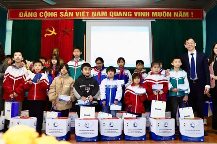 Thứ trưởng Y tế Nguyễn Tri Thức cùng các đại biểu trao quà cho trẻ em tại chương trình. (Ảnh BTC)