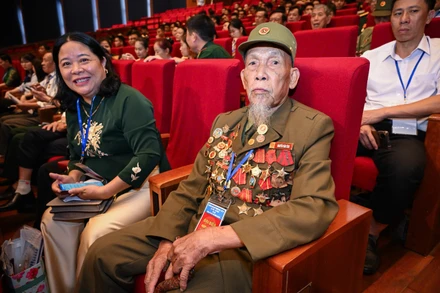 Thương binh Nguyễn Văn Tích, 96 tuổi, nguyên Trung đoàn trưởng E263 Phòng không không quân, đã tham gia 3 cuộc kháng chiến chống Pháp, chống Mỹ và chiến tranh biên giới.