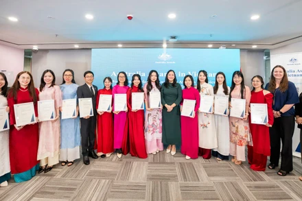 Trao học bổng cho 14 sinh viên Việt Nam sang học tập tại các trường đại học Australia trong khuôn khổ chương trình học bổng Chính phủ Australia, tháng 11/2025. (Ảnh Đại sứ quán Australia)