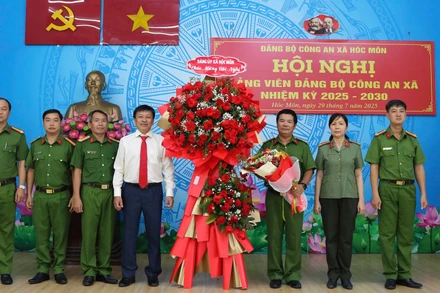 Chủ tịch Ủy ban nhân dân xã Hóc Môn Trần Văn Chiến tặng hoa chúc mừng Hội nghị Đảng viên Đảng bộ Công an xã nhiệm kỳ 2025-2030.
