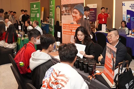 Học sinh trao đổi với đại diện các trường học hàng đầu Australia. (Ảnh: Đại sứ quán Australia tại Việt Nam) 