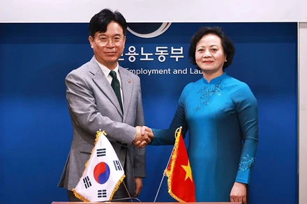 Bộ trưởng Nội vụ Việt Nam Phạm Thị Thanh Trà và Bộ trưởng Việc làm và Lao động Hàn Quốc Kim Young Hoon. (Ảnh: Moha)
