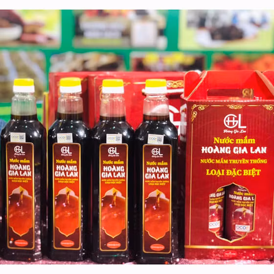 Nước mắm Hoàng Gia Lan