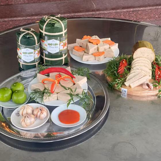 Giò lụa Nhung Tuấn