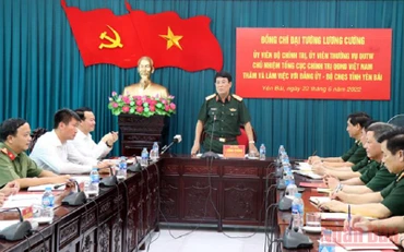 Đại tướng Lương Cường thăm, làm việc tại Bộ Chỉ huy quân sự tỉnh Yên Bái.