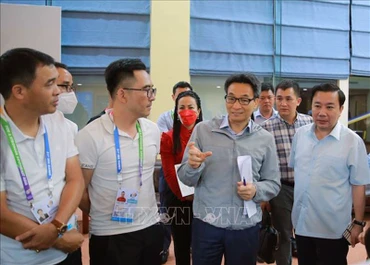 Phó Thủ tướng Chính phủ Vũ Đức Đam trao đổi về công tác tổ chức Lễ khai mạc SEA Games 31. (Ảnh: TTXVN)