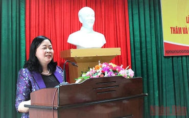 Bí thư Trung ương Đảng, Trưởng Ban Dân vận Trung ương Bùi Thị Minh Hoài phát biểu tại buổi làm việc.