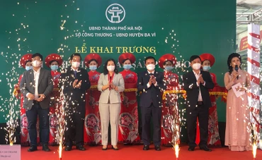 Các đại biểu dự lễ khai trương điểm giới thiệu, bán sản phẩm OCOP trên địa bàn huyện Ba Vì.