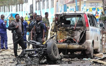 Lực lượng an ninh gác tại hiện trường vụ đánh bom liều chết ở Mogadishu, Somalia ngày 25/9. (Ảnh: AFP/TTXVN)