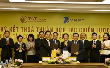 Ông Mai Xuân Sơn, Tổng Giám đốc Tập đoàn T&T Group (bên trái) và ông Huỳnh Quang Liêm, Tổng Giám đốc Tập đoàn VNPT (bên phải) trao Thỏa thuận hợp tác chiến lược tổng thể, toàn diện.