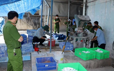 Lãnh đạo Cơ quan Cảnh sát điều tra Công an thành phố Biên Hòa có mặt bên trong Xí nghiệp Đèn ống để chỉ đạo công tác điều tra.