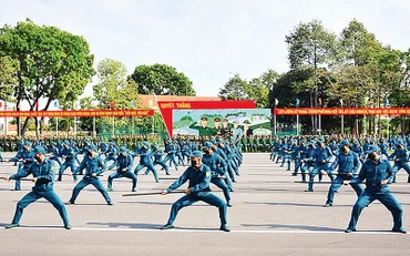 Dân quân thành phố Hồ Chí Minh đồng diễn trong lễ ra quân huấn luyện năm 2022. (Ảnh HỒNG GIANG)