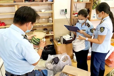 Đội 3 - Cục Quản lý thị trường kiểm tra cơ sở kinh doanh cùng 2 kho hàng của một công ty nằm tại hẻm 43 Thành Thái, quận 10. (Ảnh: Thành Chung/TTXVN)