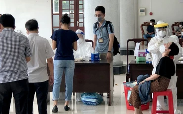 Sóc Trăng tăng cường sàng lọc, xét nghiệm để kịp thời phát hiện F0 trong cộng đồng.