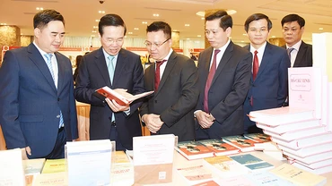 Đồng chí Võ Văn Thưởng, Ủy viên Bộ Chính trị, Thường trực Ban Bí thư và các đại biểu tham quan Triển lãm ảnh và sách “Nâng cao đạo đức cách mạng, quét sạch chủ nghĩa cá nhân theo tư tưởng, đạo đức, phong cách Hồ Chí Minh”. Ảnh: TRẦN HẢI 