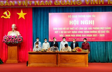 Đại diện lãnh đạo các địa phương ký kết bàn giao giải phóng mặt bằng đợt 1.