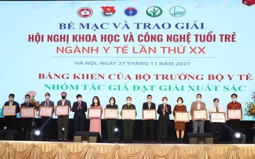 Trao tặng giải xuất sắc và Bằng khen của Bộ trưởng Y tế cho các cá nhân.
