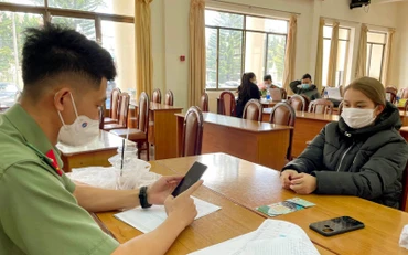 Đối tượng Lê Thị Bích Hoàng tại cơ quan công an.