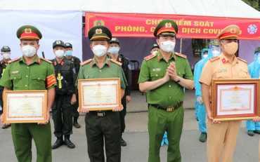Thứ trưởng Bộ Công an Lê Quốc Hùng cùng 3 cán bộ, chiến sĩ được trao tặng Bằng khen.