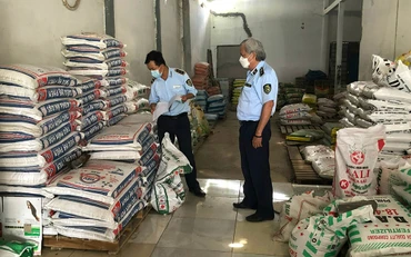 Đội Quản lý thị trường số 6 kiểm tra, phát hiện và xử phạt một đại lý kinh doanh phân bón giả tại huyện Châu Thành, tỉnh Tiền Giang. (Ảnh QUANG THÂN)
