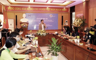 Ông Nguyễn Thế Hùng, Phó Chủ tịch Thường trực UBND TP Hội An phát biểu tại lễ ký kết.