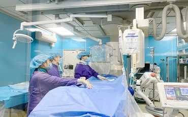 Các bác sĩ thực hiện can thiệp lấy huyết khối cho người bệnh.