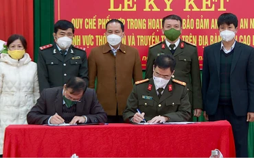 Công an tỉnh và Sở Thông tin và Truyền thông Cao Bằng ký quy chế phối hợp đấu tranh, xử lý vi phạm pháp luật lĩnh vực bưu chính, viễn thông và tội phạm công nghệ cao.