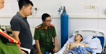 Công an quận Nam Từ Liêm thăm hỏi, động viên người dân bị thương trong quá trình truy đuổi tên cướp tiệm vàng.