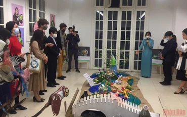 Các đại biểu và khách tham quan lắng nghe "Câu chuyện của dòng sông" tại Triển lãm. 