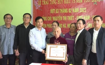 Trao huy hiệu 75 năm tuổi đảng cho đảng viên Nguyễn Thị Thiết, 95 tuổi, ở huyện Hưng Hà (tỉnh Thái Bình).