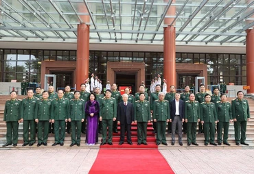  Tổng Bí thư, Chủ tịch nước Nguyễn Phú Trọng, Bí thư Quân ủy T.Ư; Đại tướng Ngô Xuân Lịch, Ủy viên Bộ Chính trị, Phó Bí thư Quân ủy T.Ư, Bộ trưởng Quốc phòng với các đại biểu dự Hội nghị. (Ảnh: TTXVN)