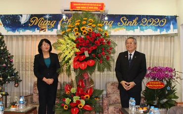 Phó Chủ tịch nước Đặng Thị Ngọc Thịnh tặng hoa, quà mừng Lễ Noel 2020.
