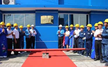 Các đại biểu gắn biển “Tăng cường công suất Máy biến áp 110kV thứ 3, Trạm biến áp 220/110kV Bình Tân’’.