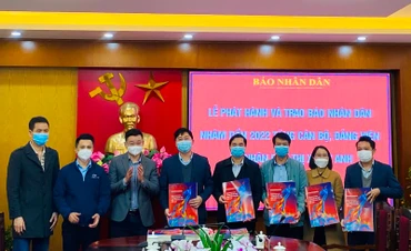 Đại diện các đơn vị trao tặng báo Xuân cho các địa phương, trường học thị xã Kỳ Anh.