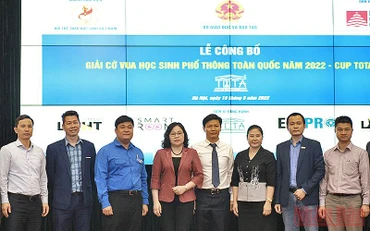 Thứ trưởng Giáo dục và Đào tạo Ngô Thị Minh (thứ tư, từ trái) và các đồng chí trong Ban Tổ chức Giải đấu tại buổi lễ. 