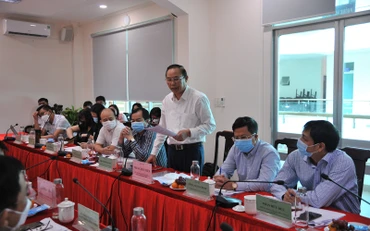 Thứ trưởng Phùng Đức Tiến phát biểu tại buổi làm việc.