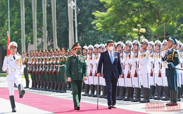 Bộ trưởng Quốc phòng Phan Văn Giang và Bộ trưởng Quốc phòng Nhật Bản Kishi Nobuo duyệt đội danh dự. (Ảnh: Thái Hưng)