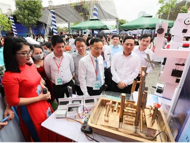 Các đại biểu tham quan gian hàng trưng bày tại ngày hội.
