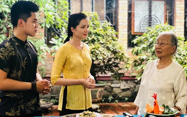 Nghệ nhân ẩm thực Mai Thị Trà (ngoài cùng bên phải) giới thiệu các món ăn đặc trưng Huế.