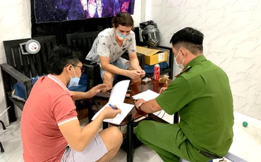 Lực lượng Công an phường Hàm Tiến làm việc với Shedko Dmitri (quốc tịch Nga, mặc áo thun sáng), đối tượng trồng, sản xuất, bào chế cần sa trái phép.