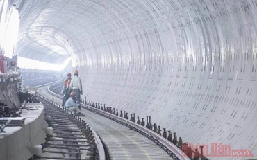 Hình ảnh dự kiến của ga ngầm sau khi được khoan, lắp vỏ hầm và lắp đường ray chạy tàu.