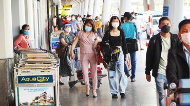 Khách đi lại đông đúc tại Sân bay Tân Sơn Nhất.
